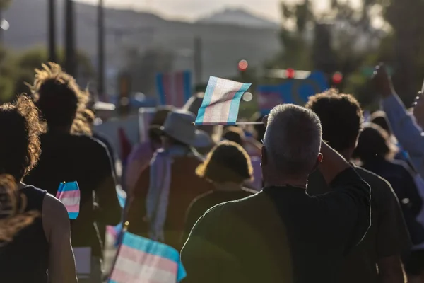 Demonstranti s Trans podporu vlajek na Rally — Stock fotografie