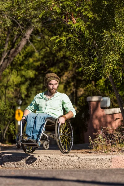 Man i rullstol på City trottoarkanten — Stockfoto