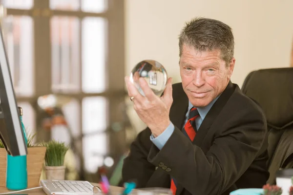Fiducioso uomo professionale con sfera di cristallo — Foto Stock