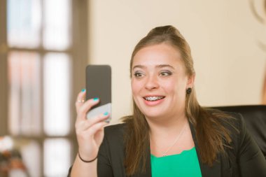 Onun Telefon Kullanarak Parantez ile Kendinden Emin Profesyonel Kadın