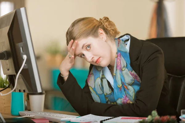 Rozrušená nebo znuděná profesionální žena v tvůrčí kanceláři — Stock fotografie