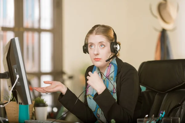 Mujer profesional en una llamada de auriculares —  Fotos de Stock