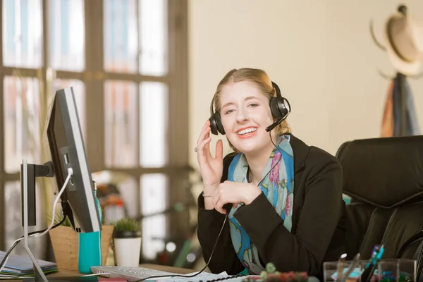 Professionelle Frau mit Zahnspange auf einem Headset-Anruf — Stockfoto