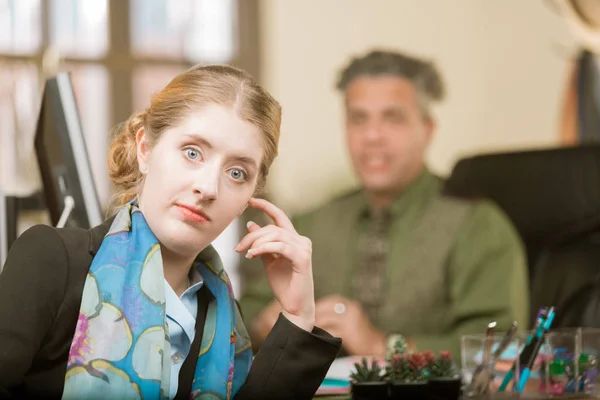 Junge Frau reagiert auf ahnungslosen Kollegen — Stockfoto