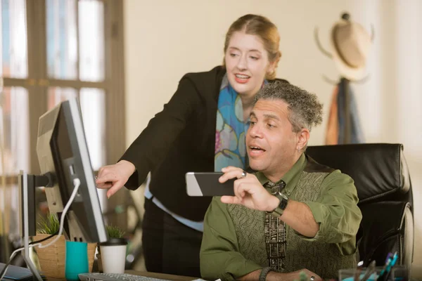 Mujer creativa y hombre confiado que trabaja en la computadora — Foto de Stock