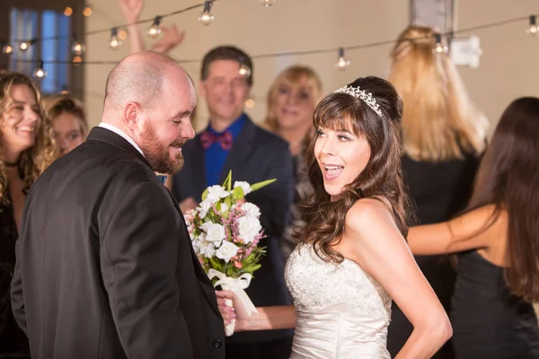 Bruid dansen met knappe man bij de receptie — Stockfoto