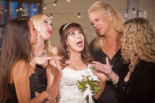 Noiva madura perturbada com amigos no casamento — Fotografia de Stock