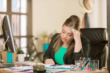 Yaratıcı Ofiste Üzgün Profesyonel Kadın