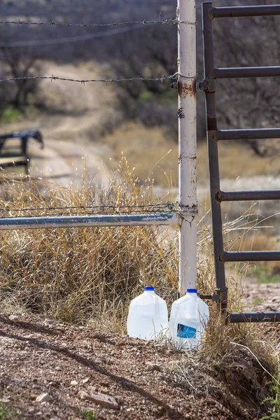 Butelki wody pozostawione dla migrantów — Zdjęcie stockowe