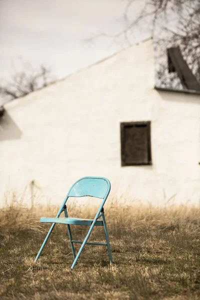 Klappstuhl aus blauem Metall — Stockfoto