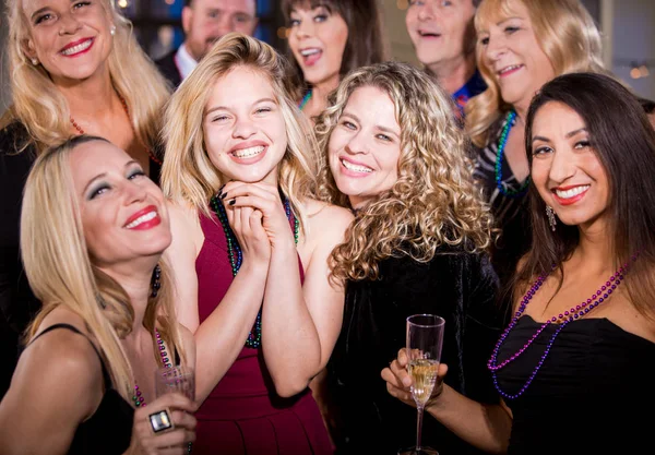 Mor och dotter med vänner på en fest — Stockfoto