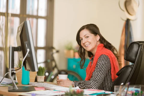 Zelfverzekerde vrouw in een creatief kantoor — Stockfoto