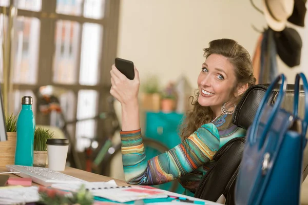 Stílusos nő használ őt telefon — Stock Fotó