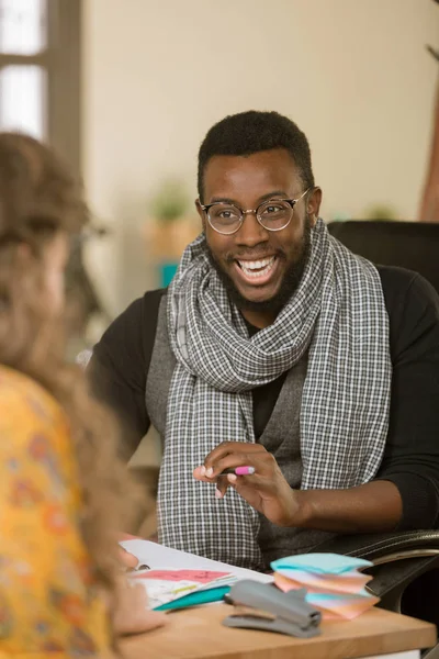 Афроамериканець людина сміятися з колегою або клієнтом — стокове фото