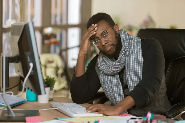 Hombre de negocios creativo estresado en una oficina en el teclado — Foto de Stock