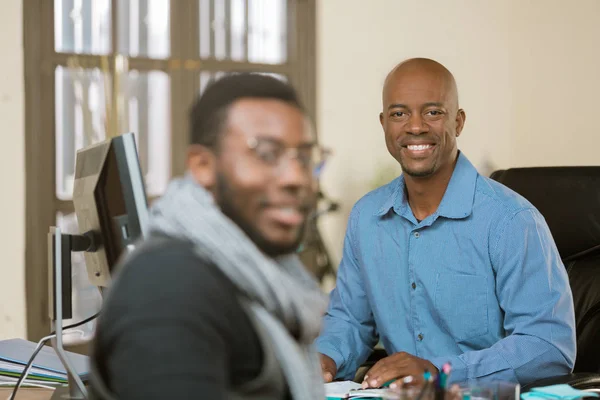 Hombre de negocios sonriente con su colega o cliente — Foto de Stock