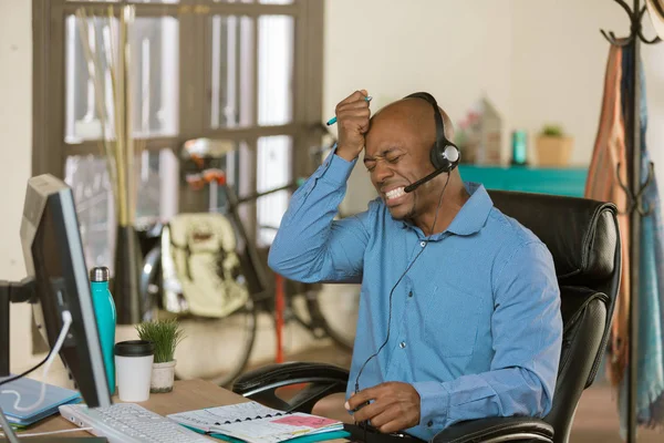 Hangsúlyozta African American Business Man egy Call — Stock Fotó