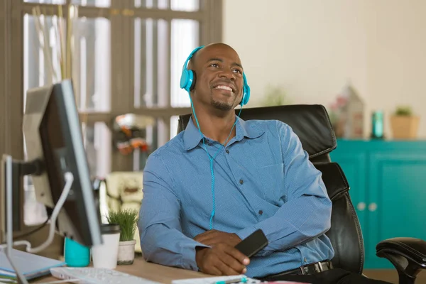 Zakelijke man genieten van luisteren naar hoofdtelefoon — Stockfoto