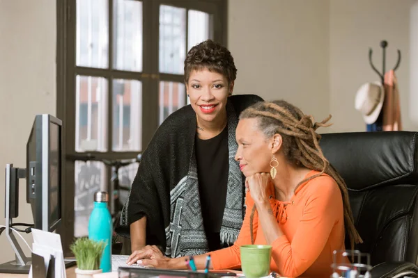 Mujeres de negocios trabajando juntas en una oficina creativa — Foto de Stock