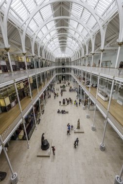 İskoçya Ulusal Müzesi'ndeki Büyük Galeri'deki ziyaretçiler