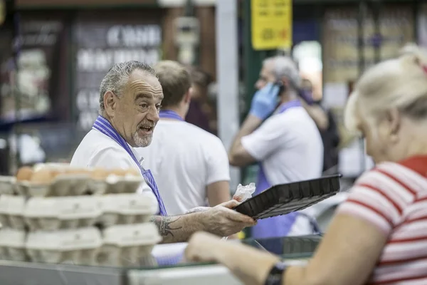 Uomo che vende uova a Belfast Mercato di Saint Georges — Foto Stock