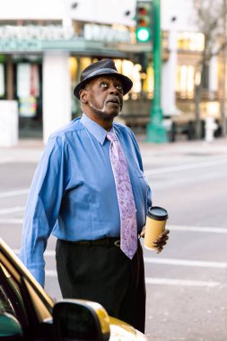 Yakışıklı Kıdemli Adam Arıyorsunuz