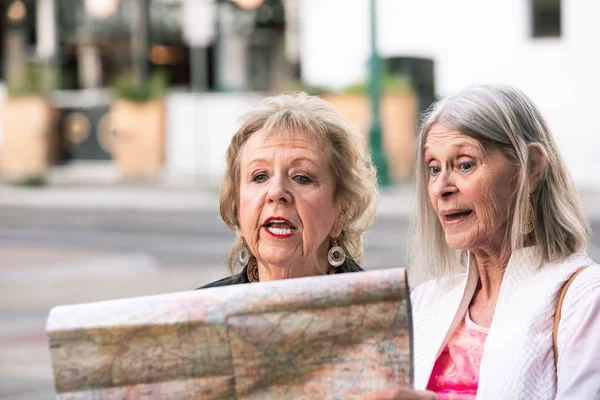 Twee vrouwen die een kaart controleren — Stockfoto