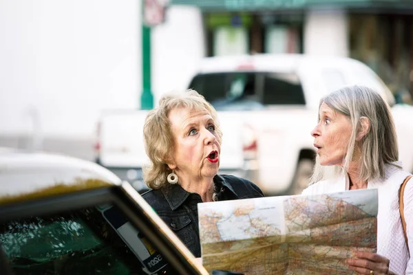 两个迷路的老年妇女检查地图 — 图库照片
