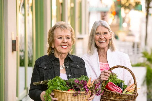 Mujeres sonrientes regresan del mercado de agricultores — Foto de Stock