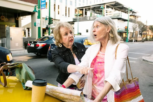 Dwie zagubione kobiety Downtown sprawdzanie kierunków — Zdjęcie stockowe