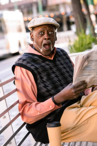 Homem reagindo à história do jornal — Fotografia de Stock