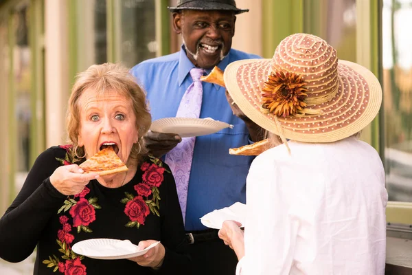 Drei Senioren essen Streetfood — Stockfoto