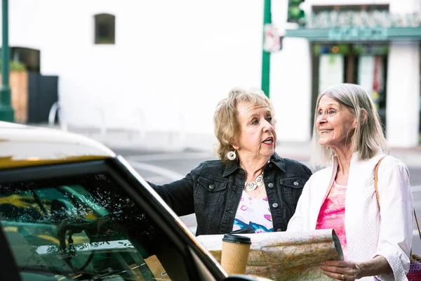 Deux femmes vérifiant les directions — Photo