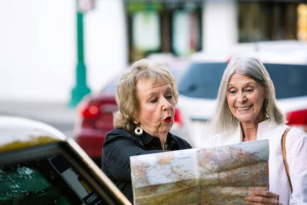 Deux femmes vérifient une carte — Photo