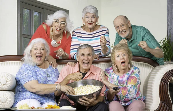 Sechs ältere Freunde reagieren auf das Fernsehen — Stockfoto