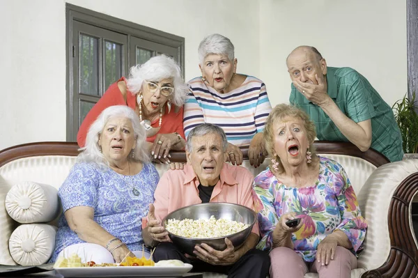 Seis amigos infelizes reagindo à televisão — Fotografia de Stock