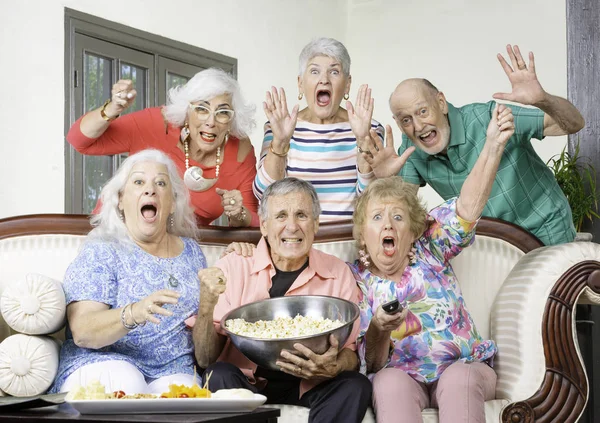 Sechs aufgeregte Freunde reagieren auf das Fernsehen — Stockfoto