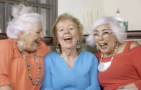 Три старшие дамы смеются — стоковое фото