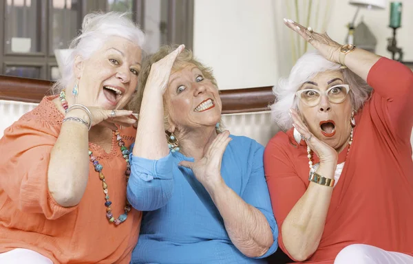 Tre seniora damer poserar — Stockfoto