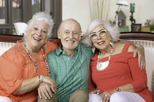 Drei glückliche Senioren-Freunde — Stockfoto