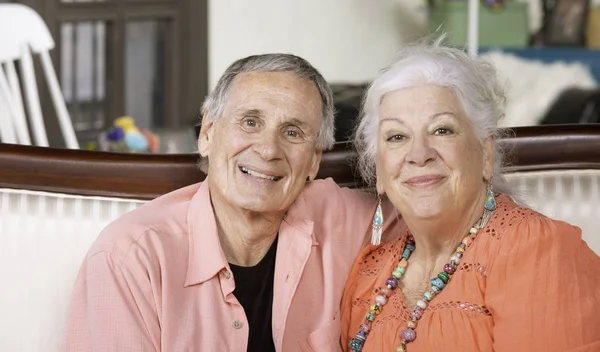 Obsah Senior muž a žena s velkými úsměvy — Stock fotografie