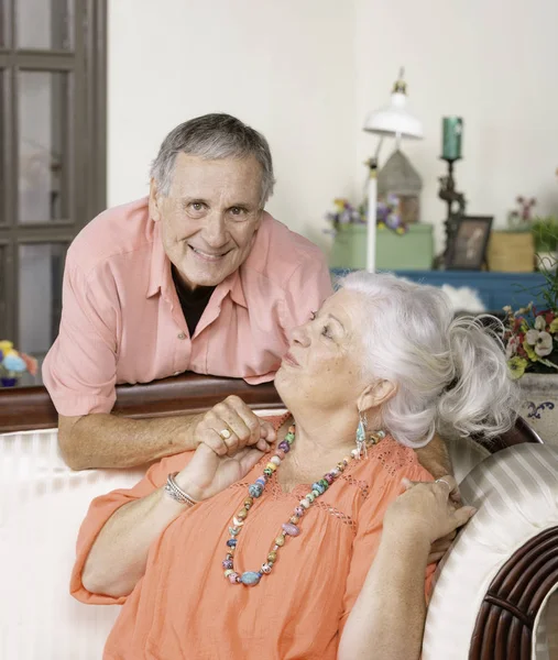 Senior par hemma skrattar — Stockfoto