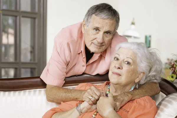 Hombre y mujer mayores preocupados o alterados — Foto de Stock