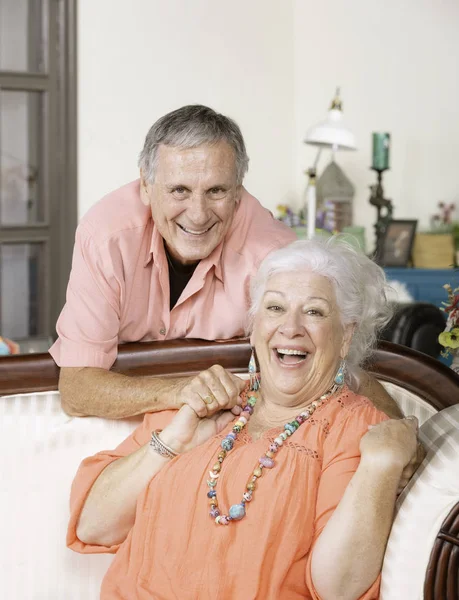 Casal idoso afetuoso em casa — Fotografia de Stock