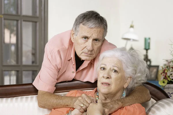 Upprörd Senior man och kvinna — Stockfoto