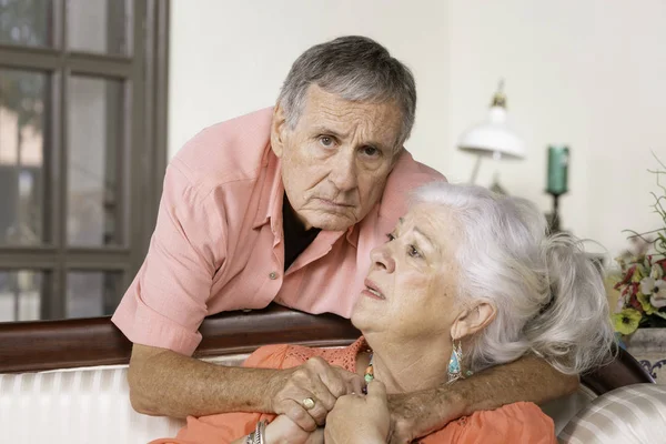 Bezorgde Senior man en vrouw — Stockfoto