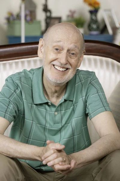 Starší Muž Doma Gauči Usmívá — Stock fotografie