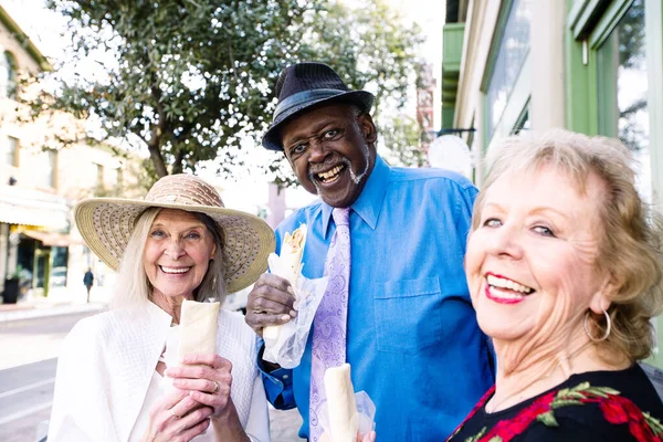 Drei Glückliche Senioren Der Innenstadt Mit Burritos — Stockfoto