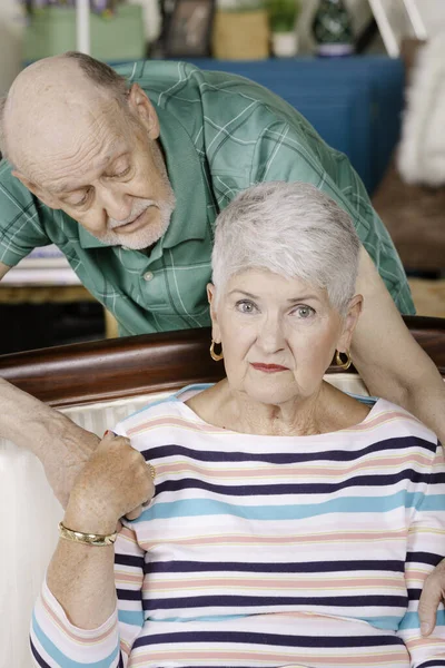 Preoccupato Anziano Uomo Donna Casa Abbracciare — Foto Stock