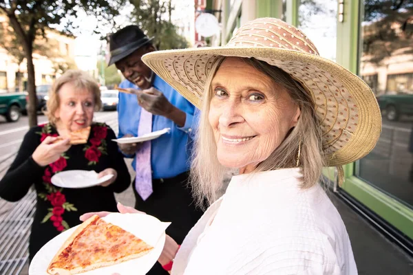 Şehir Merkezinde Pizza Dilimleri Olan Yaşlı — Stok fotoğraf